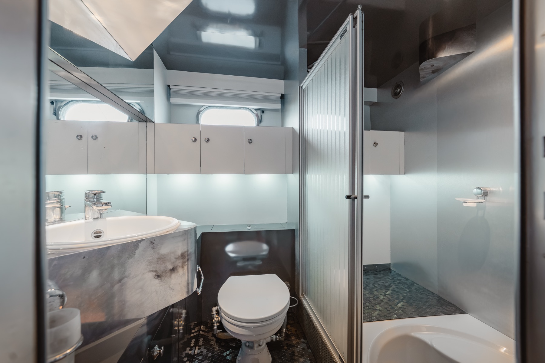 Valhalla Yacht Charters bathrooms photo 5