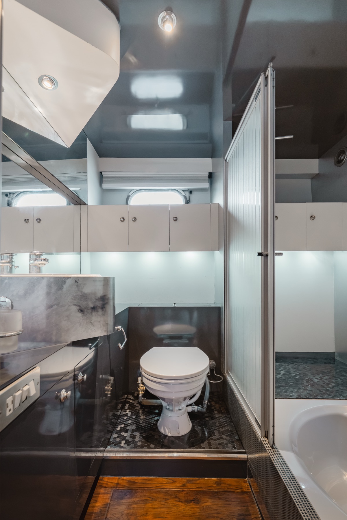 Valhalla Yacht Charters bathrooms photo 6